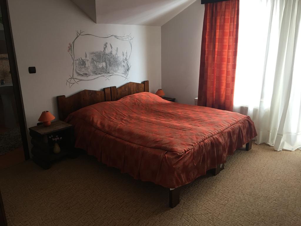 Vila Colt De Rai Hotell Rîşnov Exteriör bild